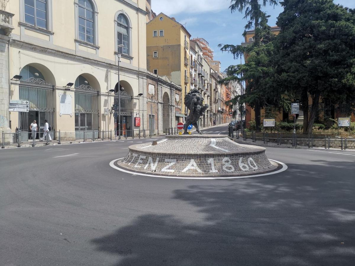 Essential Room & Parking In Centro Citta Con Parcheggio Privato E Wifi Potenza Buitenkant foto