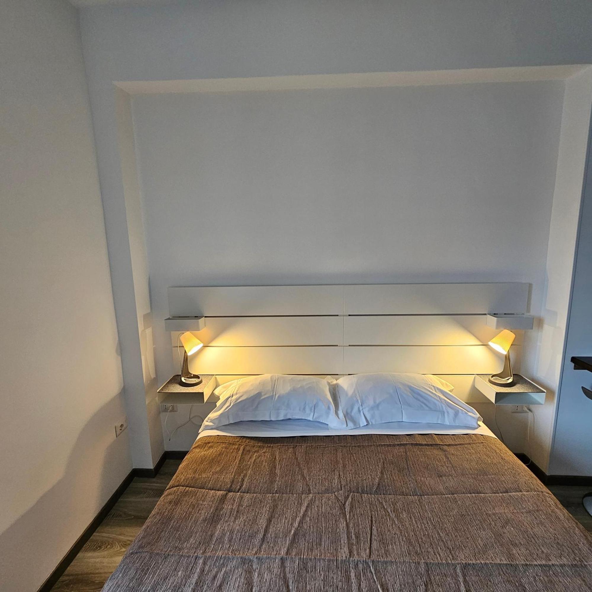 Essential Room & Parking In Centro Citta Con Parcheggio Privato E Wifi Potenza Buitenkant foto