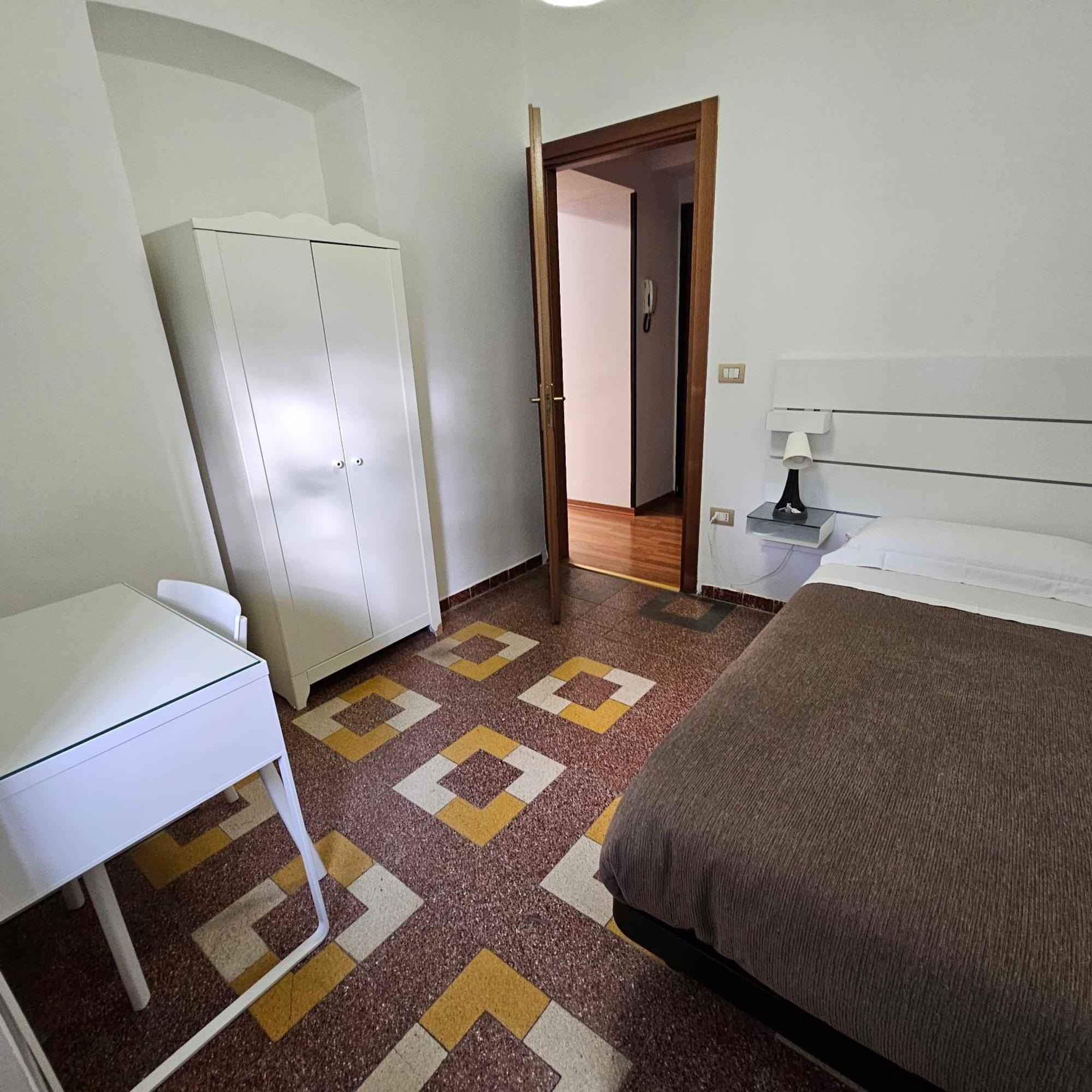 Essential Room & Parking In Centro Citta Con Parcheggio Privato E Wifi Potenza Buitenkant foto