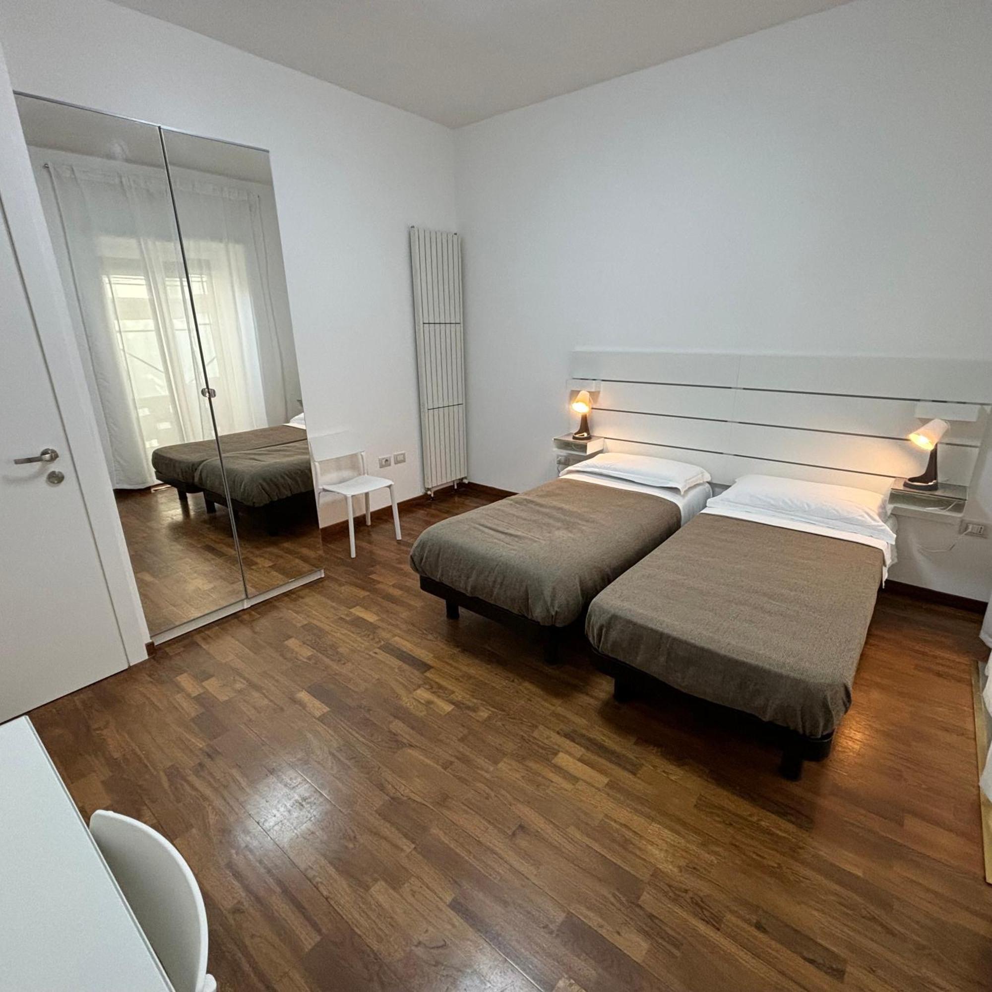 Essential Room & Parking In Centro Citta Con Parcheggio Privato E Wifi Potenza Buitenkant foto