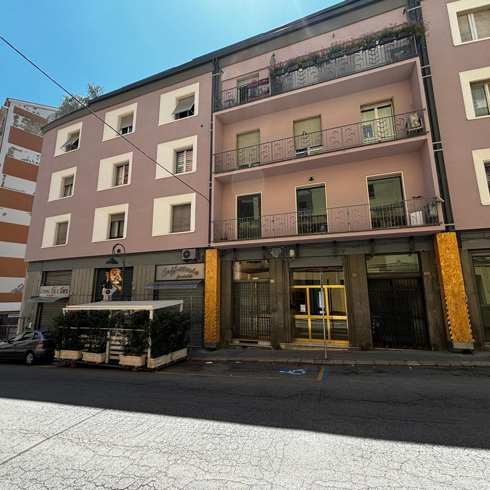 Essential Room & Parking In Centro Citta Con Parcheggio Privato E Wifi Potenza Buitenkant foto